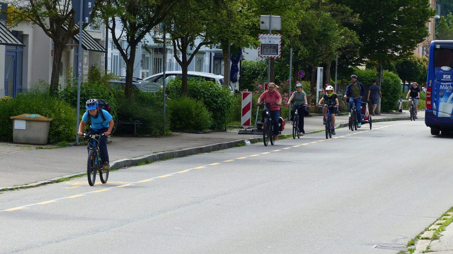 Fr etwas sichereres Radfahren in Lerchenfeld: die neuen Radschutzstreifen in der Erdinger Strasse und Gute nger