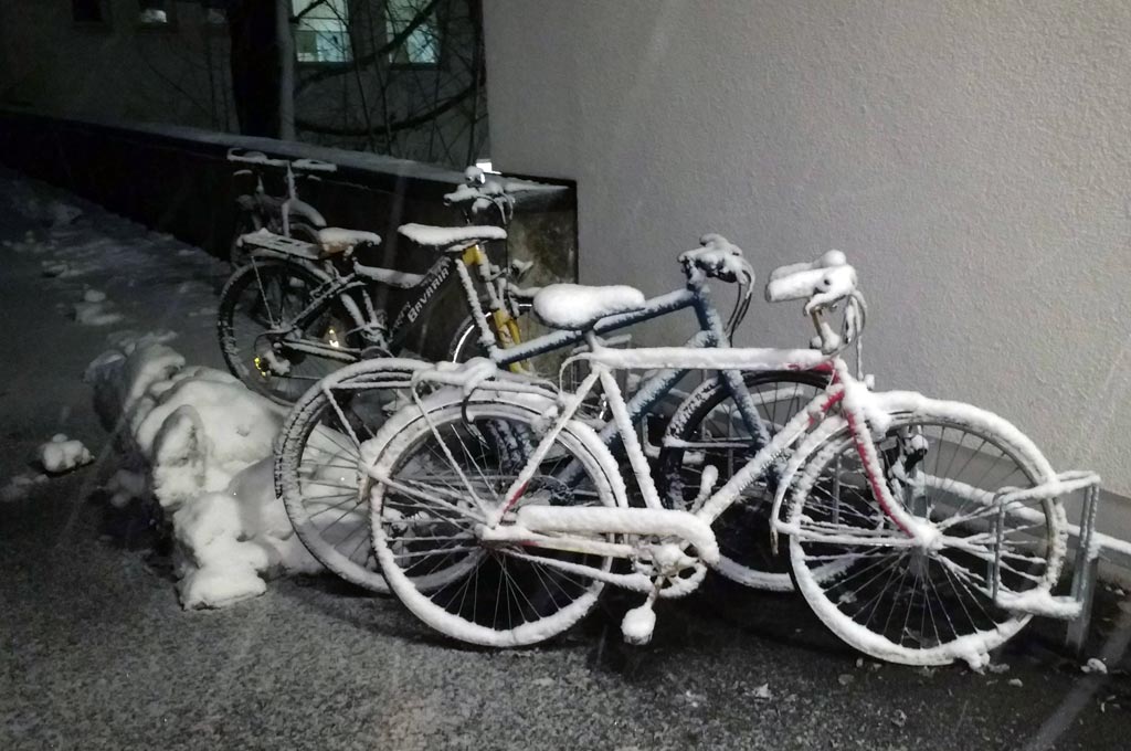 verschneite Fahrräder