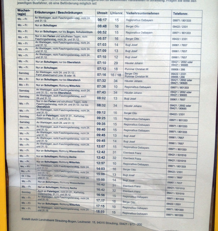 Liste mit Bussen in eingschlagenem Aushangfenster