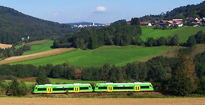 Zwei Triebwagen in der Landschaft des Bayerischen Wald