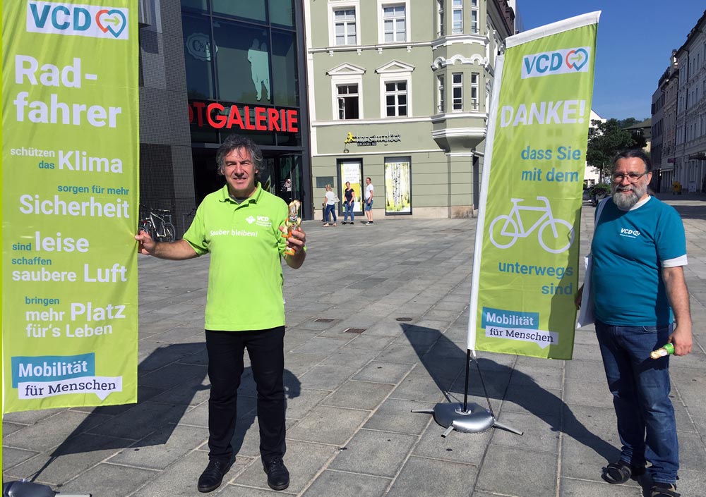 Boris Burkert und Bernd Sluka verteilen auf dem Ludwigsplatz Geschenke an Radfahrer