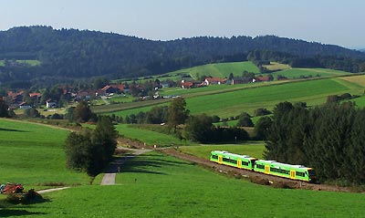 Zwei Triebwagen im Bayerischen Wald zwischen Waldkirchen und Freyung